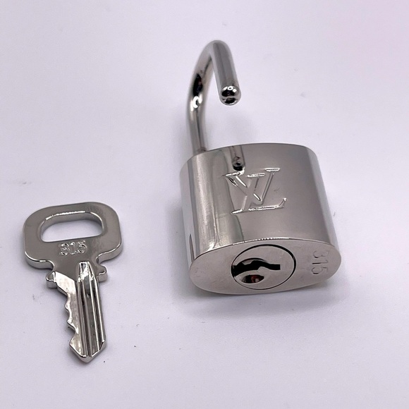 Louis Vuitton- Silver authentic Lock and Key - #315 - Picture 4 of 7